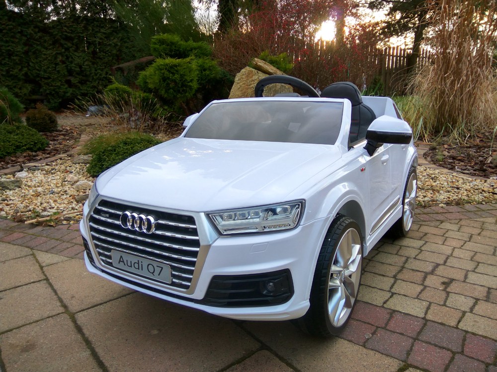 biały lakierowany Audi Q7 na akumulator dla dziecka