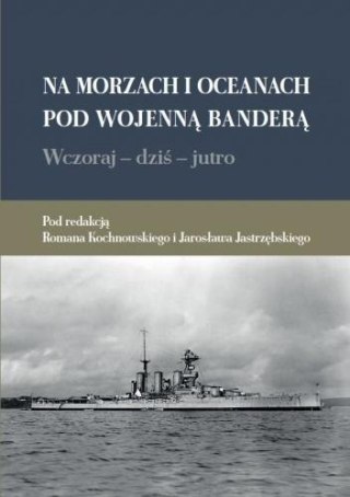 Na morzach i oceanach pod wojenną banderą