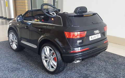 AUTO NA AKUMULATOR AUDI Q7 2.4G NA LICENCJI 2x45W + MIĘKKIE KOŁA EVA + INTELIGENTNY PILOT 2.4 Ghz + SKÓRA FOTEL LEAN