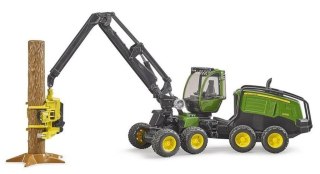 Harwester John Deere 1270G z konarem drzewa