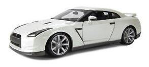 Nissan GT-R R35 1:18 biały BBURAGO