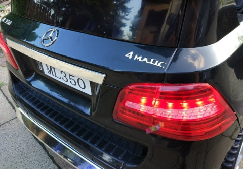 NOWY MERCEDES ML350 AMG na akumulator 2x45W z otwieranymi drzwiami